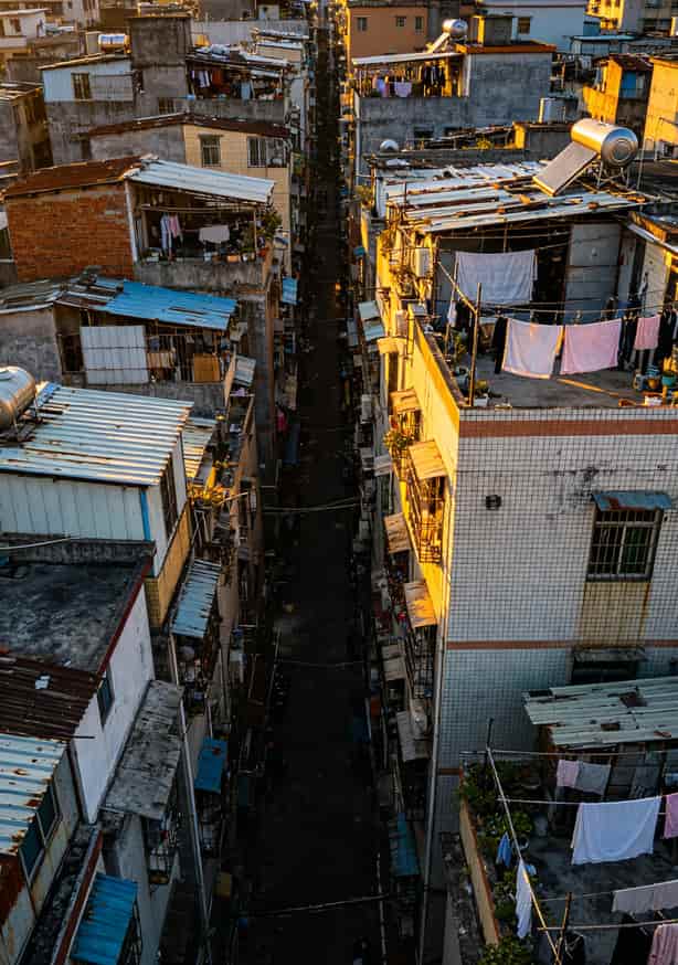 29元流量卡有什么套路吗?我在城中村实测3个月,帮你踩了所有坑 深圳白石洲典型的“握手楼”城中村航拍,楼间距不足1.5米
