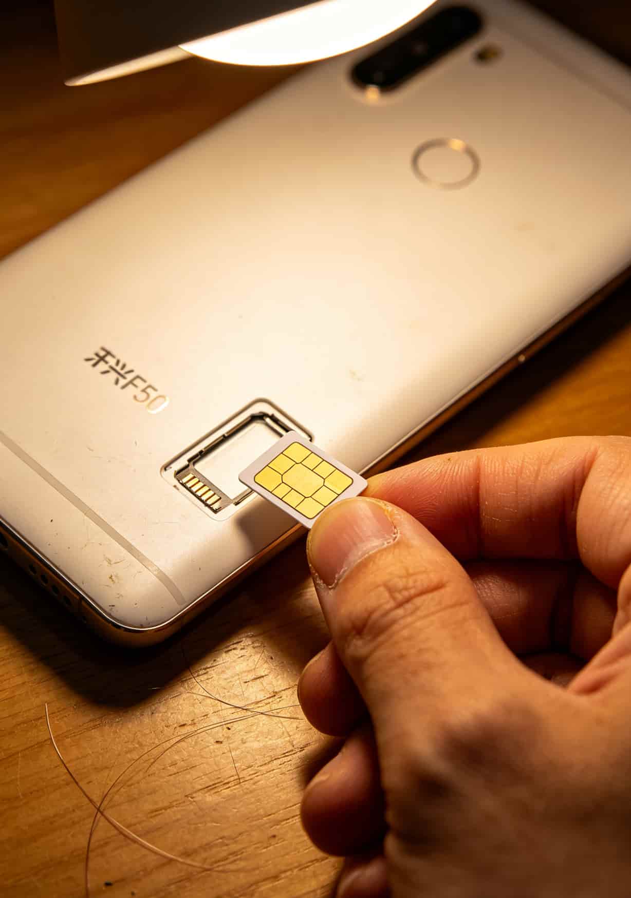 随身WiFi设备插入SIM卡的操作示意图