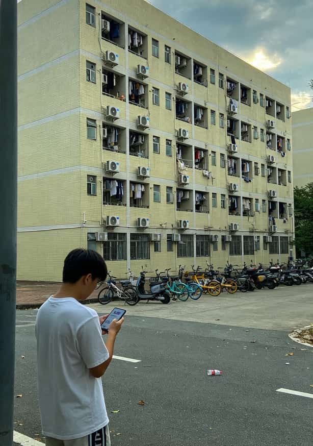 北京隔断间户型示意图，房间位于走廊最深处，信号衰减明显