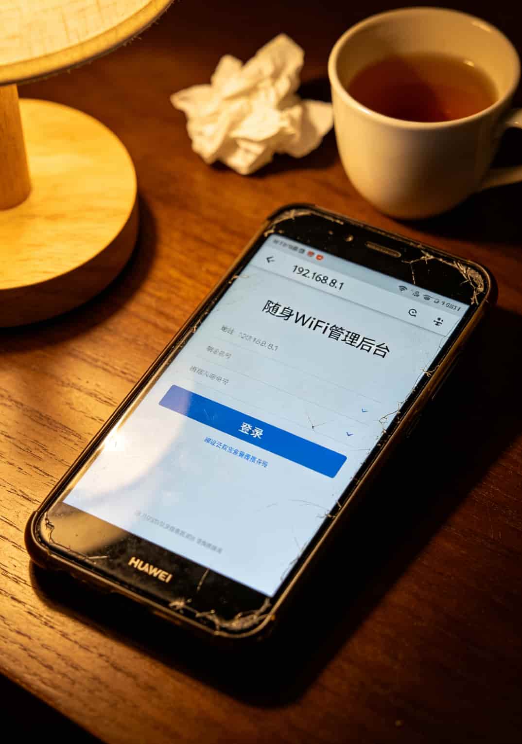 华为随身WiFi后台登录界面截图，地址栏显示192.168.8.1