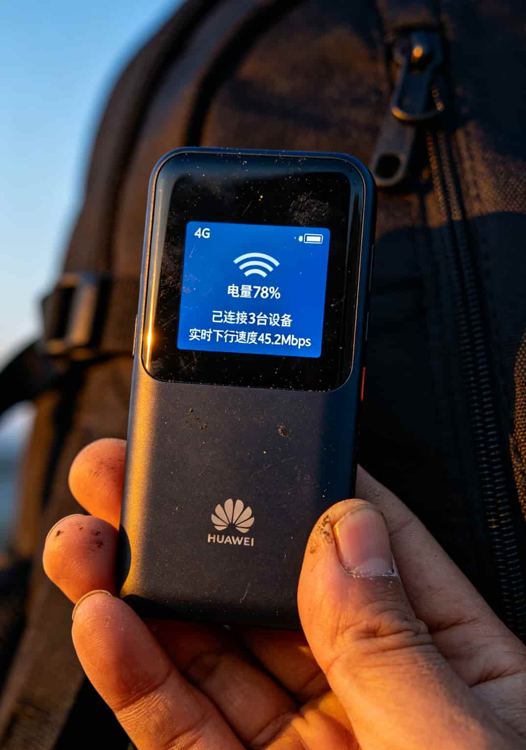 掏心窝子!华为随身WiFi配上**不限量电信全国通用流量卡**,8年踩坑换来的10条铁律 华为随身WiFi屏幕显示4G满格信号