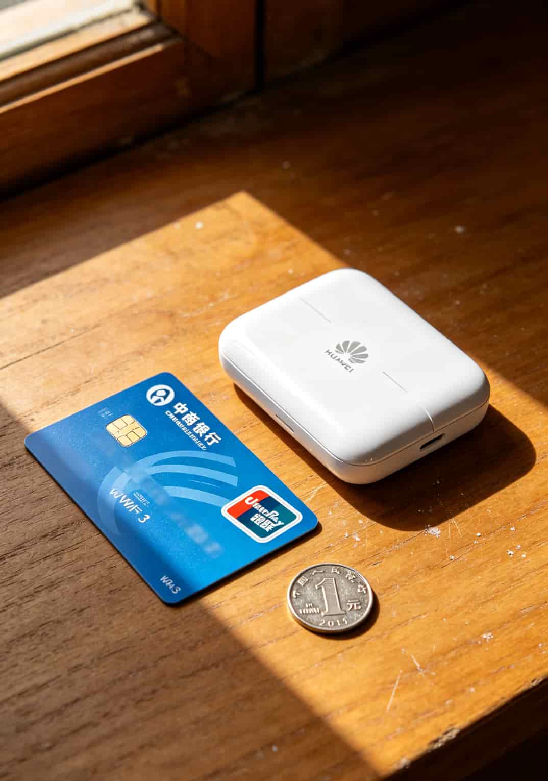 华为随行WiFi 3与银行卡大小对比