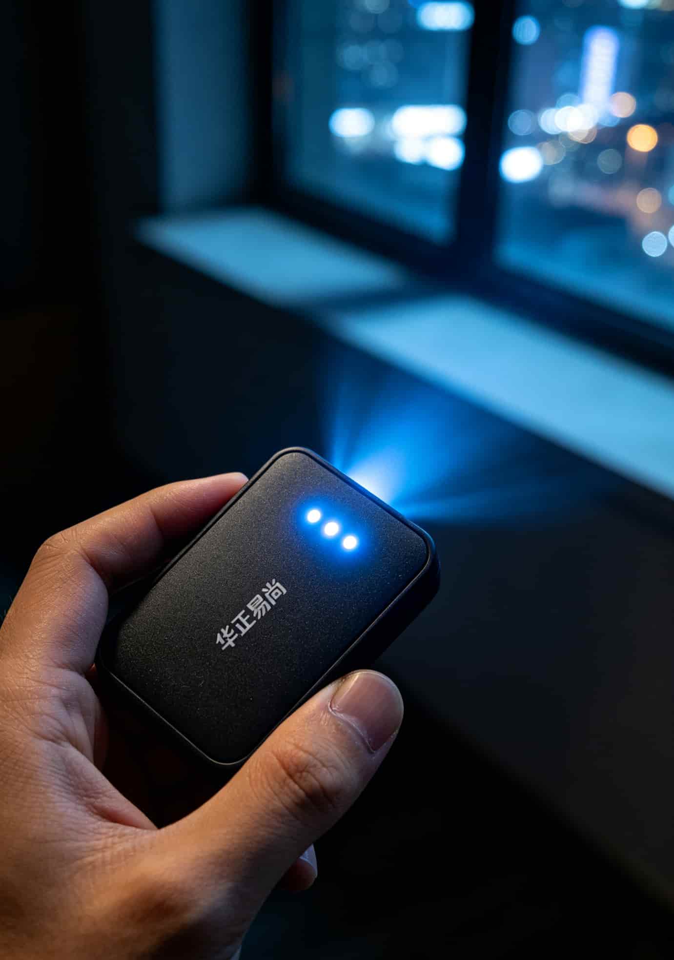 华正易尚随身WiFi三灯闪烁状态指示灯特写