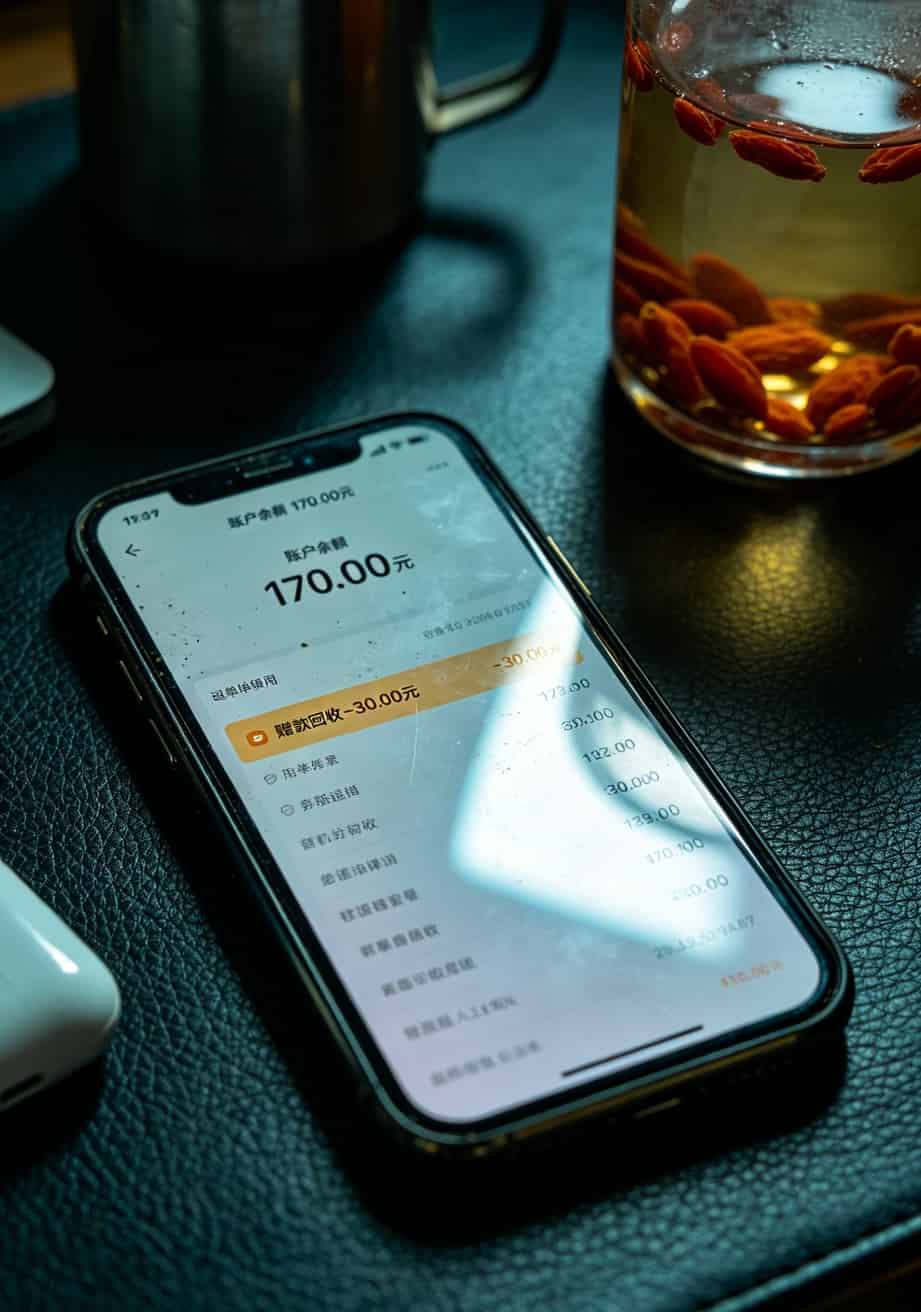 手机账单截图，显示多扣了一笔“赠款回收”费用